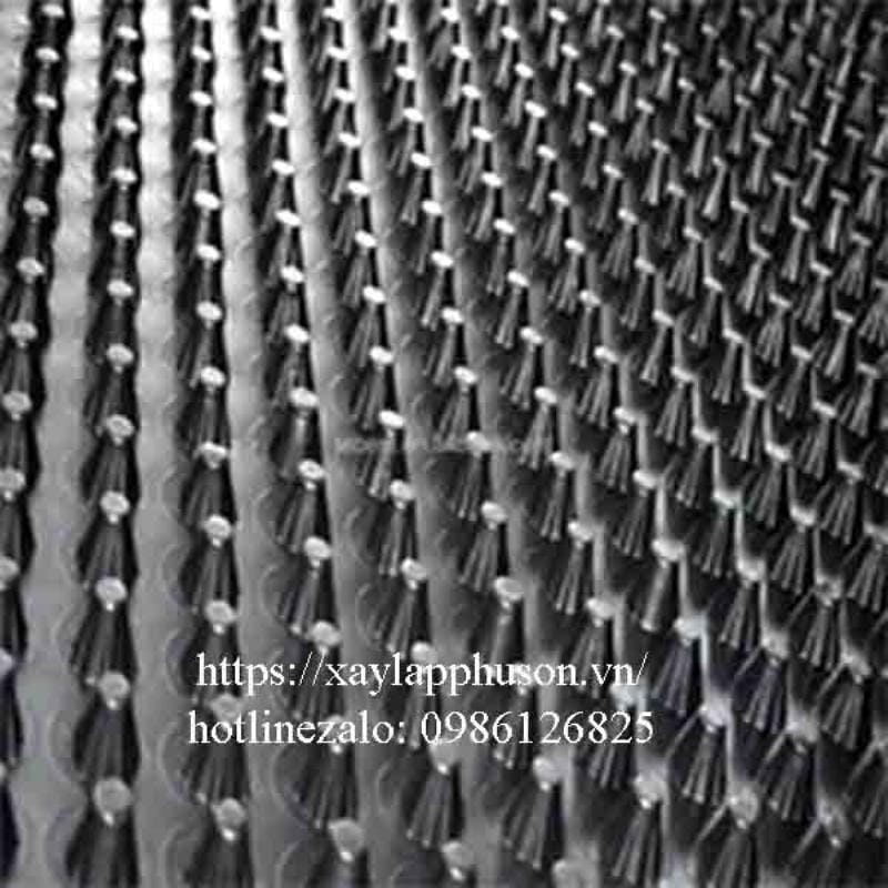 Vải địa kỹ thuật ART 9 được triển khai thi công để gia cố mái dốc, tạo thành một kết cấu ổn định, chống sạt lở hiệu quả, bảo vệ công trình hạ tầng và môi trường xung quanh khỏi tác động của thiên nhiên.